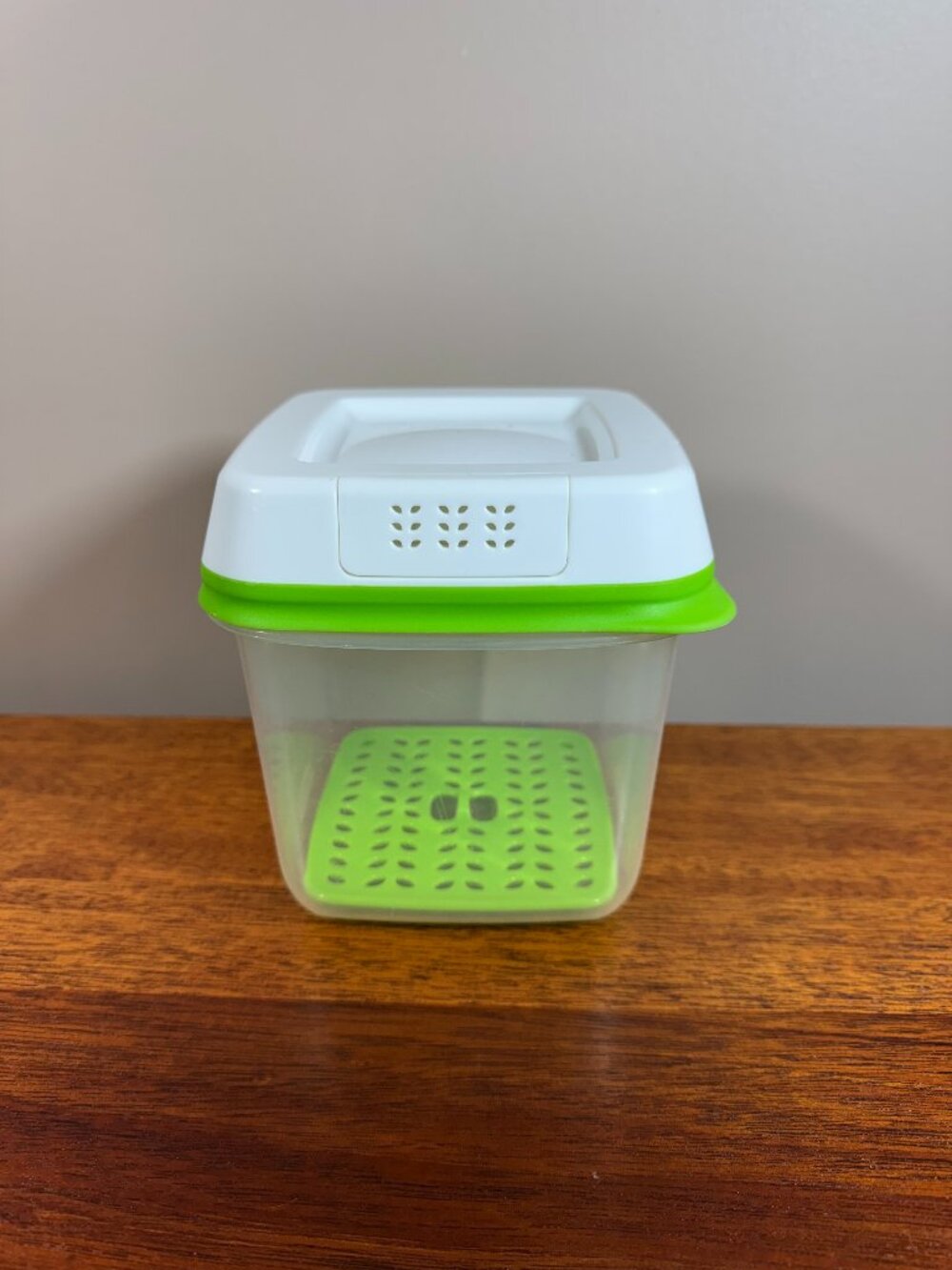 Rubbermaid Fresh Works Produce Saver Medium 6.3 cups Fresh vent Technology